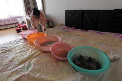 万安楼上漏水，住户失联，小区没物管，业主维权难！律师来支招……